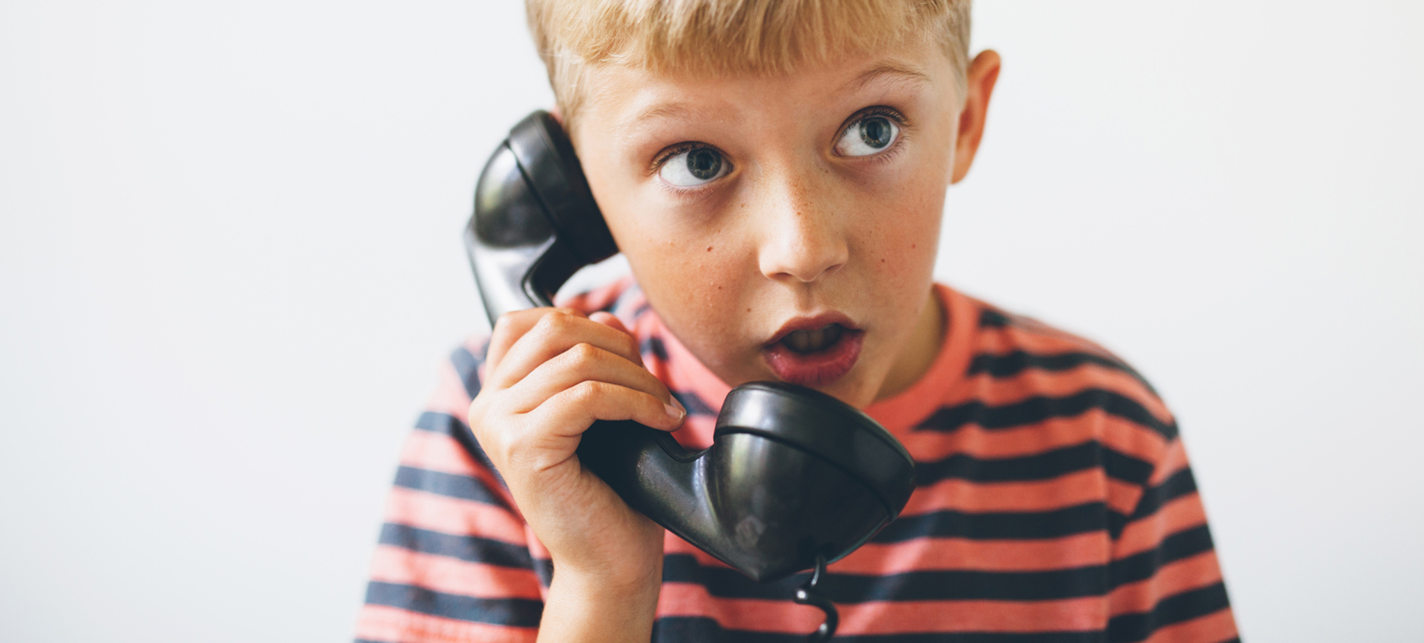 Слушать позвоните дети. Мальчик говорит по телефону. Ребенок с телефоном. Мальчик с телефоном. Мальчик разговаривает потелефоне.