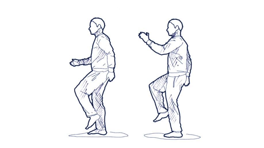 Im Stand marschieren. Dabei sollten sich das linke Bein und der rechte Arm sowie das rechte Bein und der linke Arm aufeinander zubewegen.
