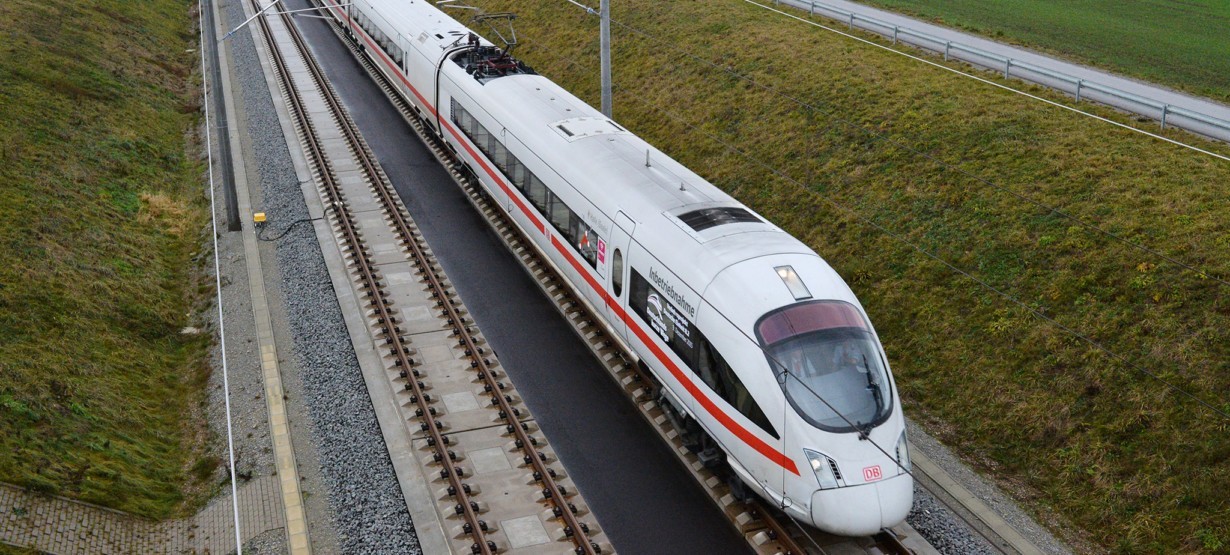 Auf schnellstem Weg in Deutschlands Metropolen: Der ICE Sprinter bringt Geschäftsreisende entspannt zum Termin.