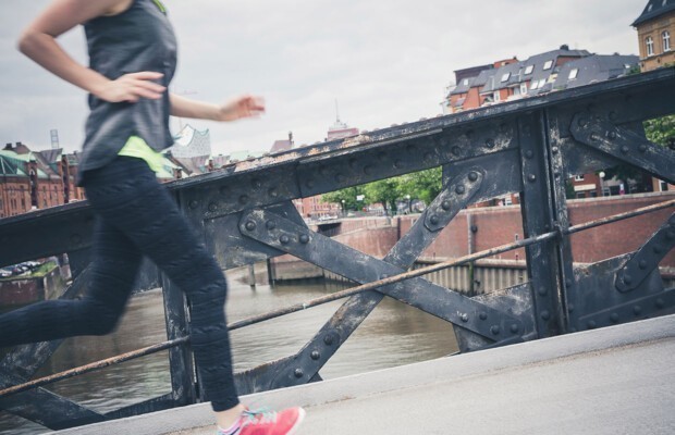 eine Frau läuft auf einer Brücke